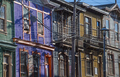 Bunte Wohnhäuser in Valparaiso in Chile - CAVF86173