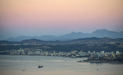 Sonnenuntergang über der Bucht und der Stadt Valparaiso in Chile - CAVF86176