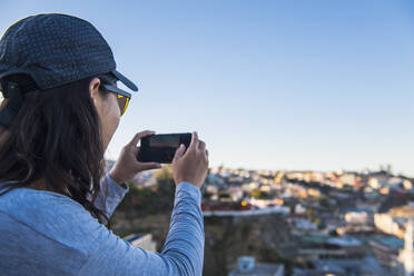 Frau beim Fotografieren mit Smartphone, Valparaiso in Chile - CAVF86180