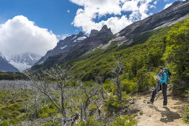 Frau beim Wandern im Andengebirge in Richtung Cerro Torre - CAVF86183