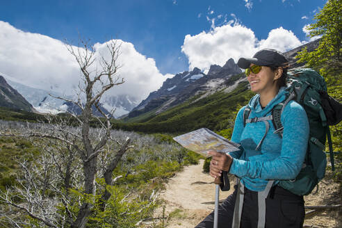 Frau beim Wandern im Andengebirge in Richtung Cerro Torre - CAVF86191