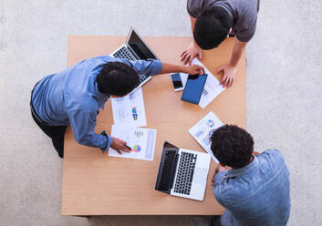 High Angle View of Business Menschen Analysieren von Daten auf dem Schreibtisch im Büro - EYF08295