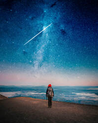Rear View Of Backpacker Stehen gegen Star Feld bei Nacht - EYF08433