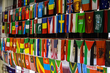 Full Frame Shot von Multi Colored Flags Hanging At Store - EYF08497