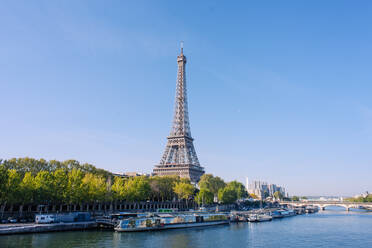 Eiffelturm am Seine-Fluss gegen blauen Himmel - EYF08500