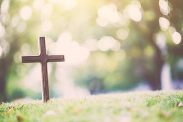 Nahaufnahme eines Kreuzes auf einem Friedhof - EYF08596