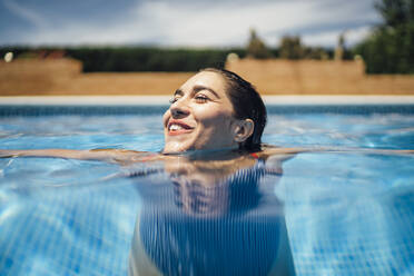 Lachende Frau im Schwimmbad - OCMF01380