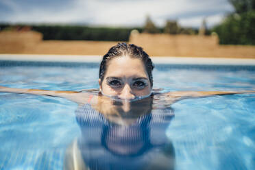 Frau im Schwimmbad schaut nach oben - OCMF01381