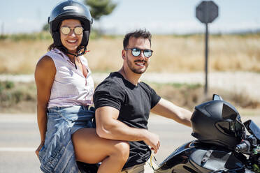 Pärchen auf Motorrad sitzend - OCMF01386