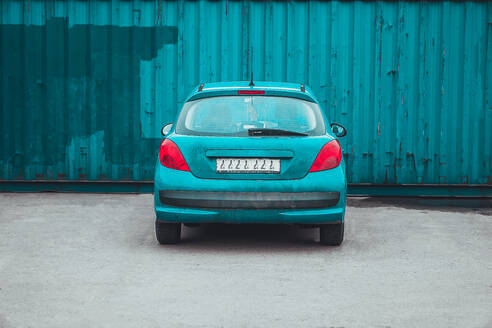 Rückansicht eines blauen Autos - EYF08659