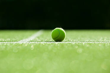 Nahaufnahme eines Tennisballs auf einem Spielfeld - EYF08699