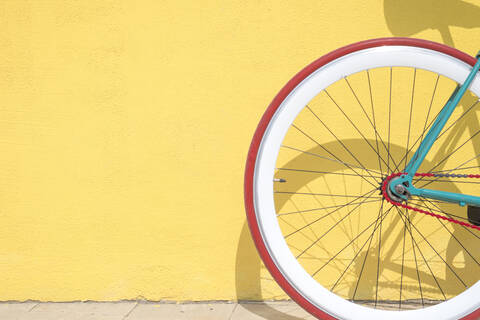 Nahaufnahme von Fahrrad geparkt durch gelbe Wand, lizenzfreies Stockfoto
