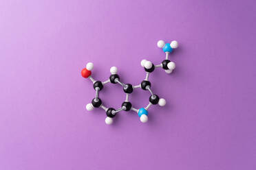 Glukose Zuckermolekül vor violettem Hintergrund - EYF08743