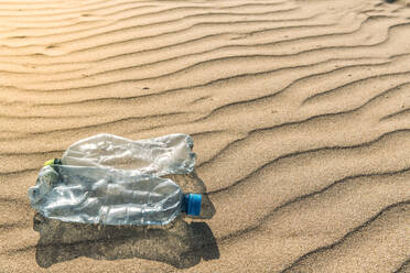 Plastikflaschen auf gewelltem Strandsand liegend - EHF00373