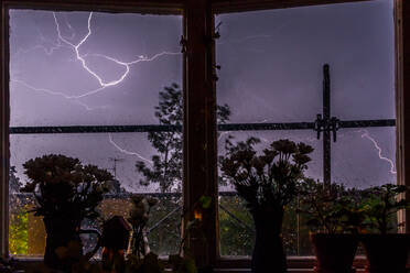 Blitz gegen Himmel gesehen durch Fenster zu Hause - EYF08760