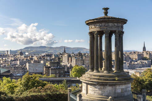 UK, Schottland, Edinburgh, Blick auf die Stadt vom Calton Hill mit dem Dugald Stewart Monument im Vordergrund - WPEF03067