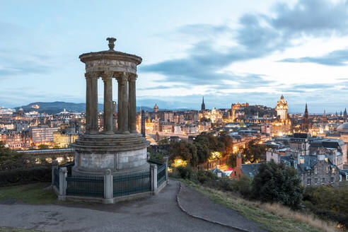 UK, Schottland, Edinburgh, Blick auf die Stadt vom Calton Hill mit dem Dugald Stewart Monument im Vordergrund in der Abenddämmerung - WPEF03076