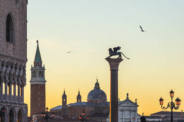 Italien, Venetien, Venedig, Säule des Löwen von Venedig in der Abenddämmerung mit der Kirche San Giorgio Maggiore im Hintergrund - MCVF00466