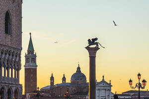 Italien, Venetien, Venedig, Säule des Löwen von Venedig in der Abenddämmerung mit der Kirche San Giorgio Maggiore im Hintergrund - MCVF00466