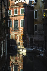 Italien, Venetien, Venedig, Alte Häuser entlang des engen Stadtkanals in der Abenddämmerung - MCVF00468
