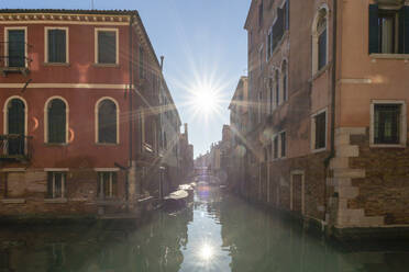 Italien, Venetien, Venedig, Sonnenuntergang zwischen Häuserzeilen am Stadtkanal - MCVF00469