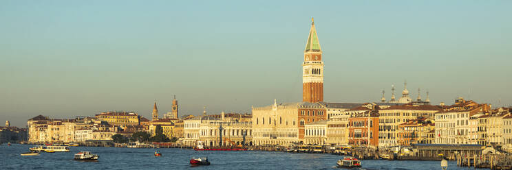 Italien, Venetien, Venedig, Panorama des Canal Grande in der Abenddämmerung mit Häusern am Wasser und dem Campanile di San Marco im Hintergrund - MCVF00470