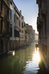 Italien, Venetien, Venedig, Alte Häuser entlang des engen Stadtkanals in der Abenddämmerung - MCVF00472