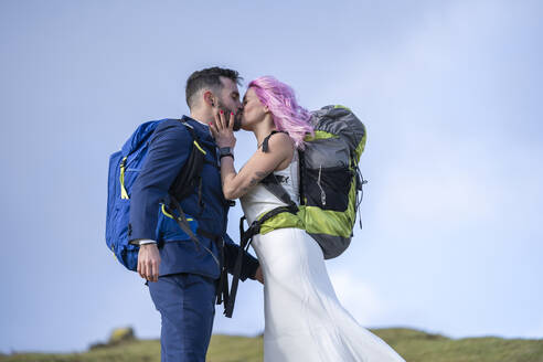 Brautpaar mit Kletterrucksäcken auf dem Berg Urkiola, Spanien - SNF00407
