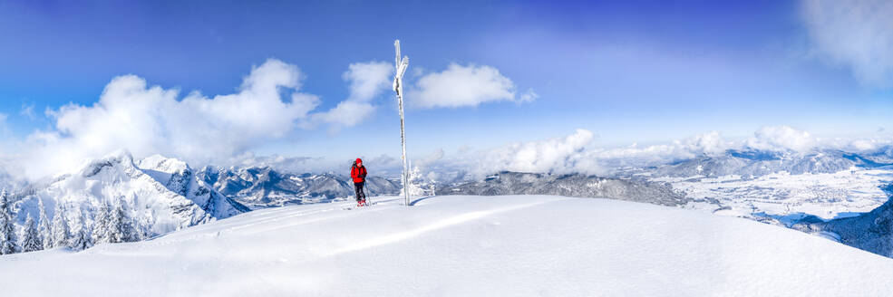 Älterer Mann bei Skitour am Gipfelkreuz, Inzell, Kienberg, Deutschland - HAMF00649