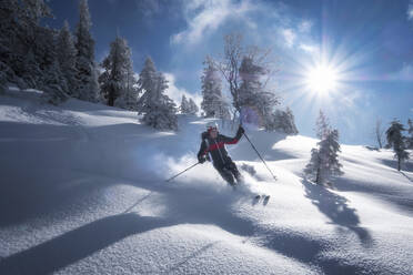 Älterer Mann bei einer Skitour, Inzell, Kienberg, Deutschland - HAMF00651