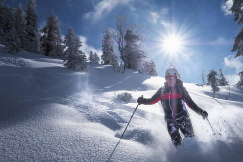 Älterer Mann bei einer Skitour, Inzell, Kienberg, Deutschland - HAMF00652