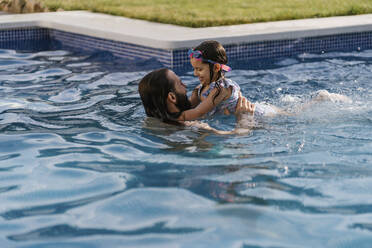 Vater und kleine Tochter verbringen Zeit miteinander im Schwimmbad - EGAF00311
