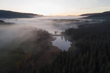 Deutschland, Baden-Württemberg, Drohnenansicht des in dichten Nebel gehüllten Schluchsees bei Sonnenaufgang - RUEF02985