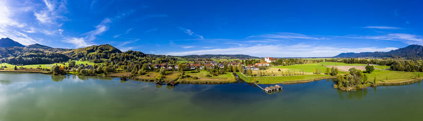 Deutschland, Bayern, Schlehdorf, Luftbild eines Dorfes am Seeufer im Sommer - AMF08241