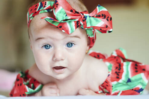 Portrait of dressed baby girl with hair-band - KIJF03116