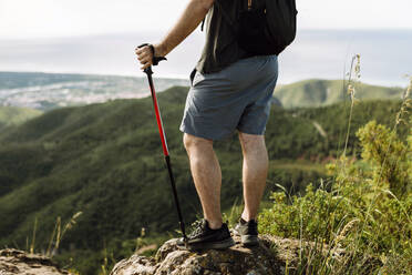 Wanderer auf dem Gipfel eines Berges - XLGF00276