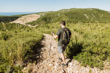 Wanderer auf steinigem Wanderweg - XLGF00280