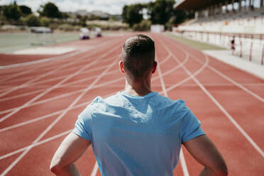 Male athlete on tartan track - EBBF00219