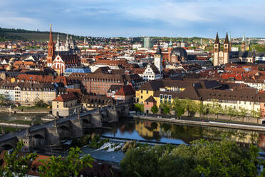 Deutschland, Franken, Bayern, Würzburg, Blick auf die Altstadt mit Alter Mainbrücke am Main - NDF01094