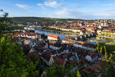 Deutschland, Franken, Bayern, Würzburg, Blick auf die Altstadt mit Alter Mainbrücke am Main - NDF01095