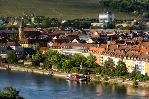 Deutschland, Franken, Bayern, Würzburg, Blick auf Altstadt und Main - NDF01096