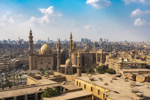 Ägypten, Kairo, Salah-El-Deen-Platz mit Sultan-Hassan-Madrassa und Al-Refaai-Moschee - TAMF02351