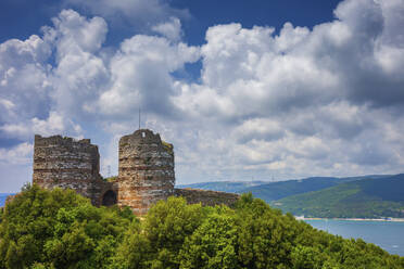 Türkei, Istanbul, Große weiße Wolken über den Ruinen der Burg Yoros - ABOF00532