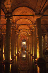 Türkei, Istanbul, Unterirdisches Innere der Basilika Zisterne - ABOF00534