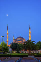 Türkei, Istanbul, Sultan-Ahmed-Moschee in der Abenddämmerung - ABOF00536