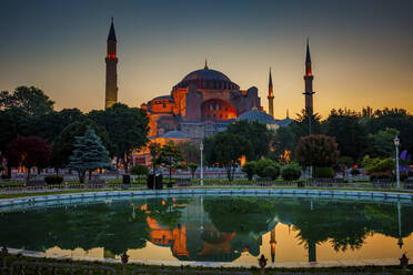 Türkei, Istanbul, Hagia Sophia spiegelt sich in der Morgendämmerung im Brunnenbecken - ABOF00537