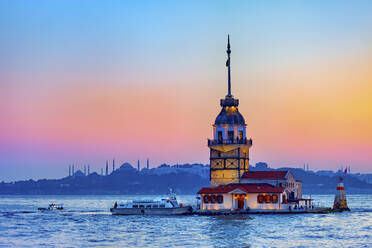Türkei, Istanbul, Maidens Tower bei stimmungsvoller Abenddämmerung - ABOF00538