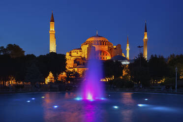 Türkei, Istanbul, Springbrunnen im Sultan-Ahmet-Park bei Nacht mit Hagia Sophia im Hintergrund - ABOF00539