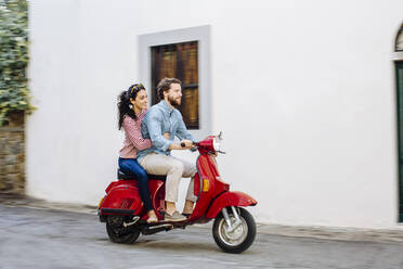 Couple enjoying road trip on Vespa - SODF00769