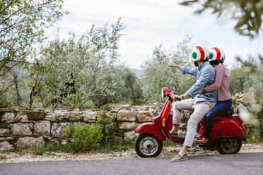 Junges Paar erkundet die Toskana auf einer Vespa, Italien - SODF00773